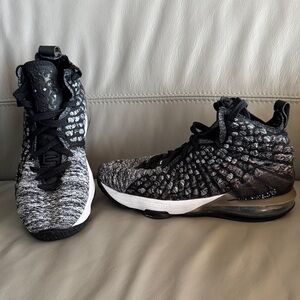 Nike Collab LeBron James Basketball Shoes sz 6.5 Youth